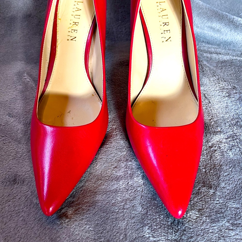 Beautiful red hills in excellent condition only worn a few times!